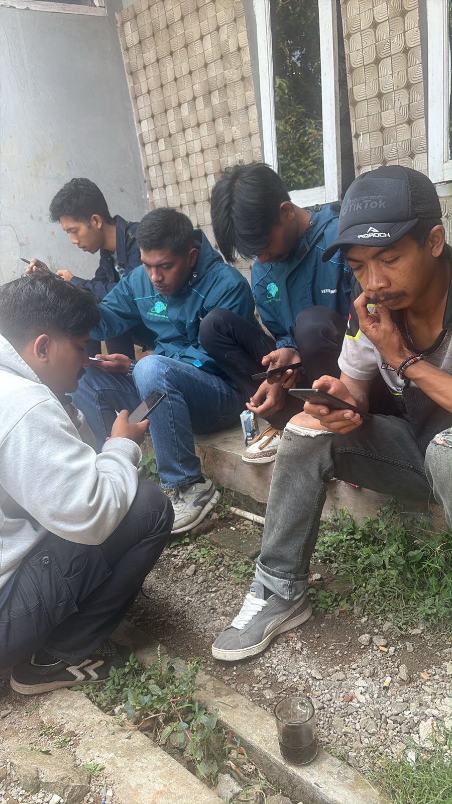 Dokumentasi kebersamaan tim GNET Network di lapangan.